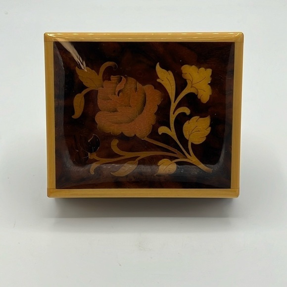 REUGE WOODEN MUSIC BOX INLAID FLORAL AND LEAVES MADE IN ITALY PLAYS “TOMORROW” - Picture 3 of 10